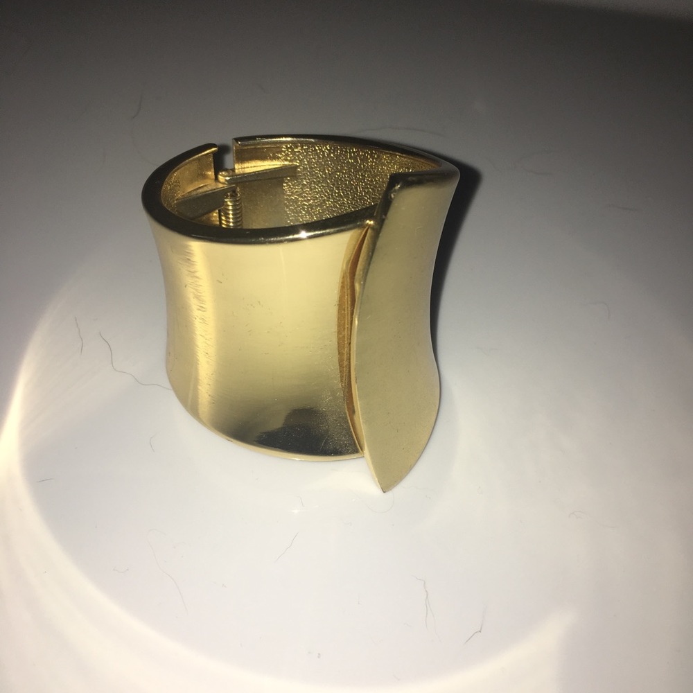 GOLD ARM CUFF.